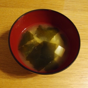 豆腐とワカメの生姜みそ汁